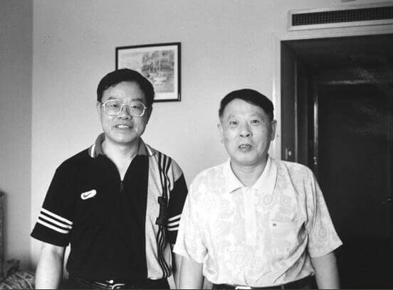 1997 年8 月4 日，笔者与毛泽东的侄子贺麓成（右）合影