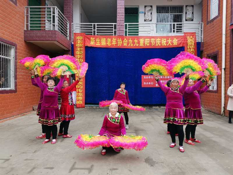 李嘉玥：吹响“敬老文明号”，共庆重阳情意浓