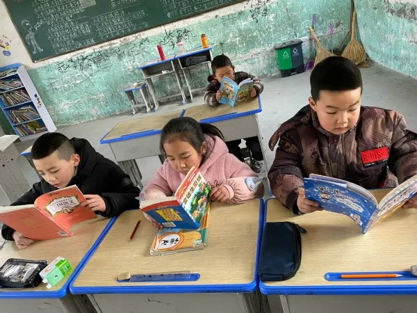 十堰：教学点教室建图书角 助力孩子阅读成长