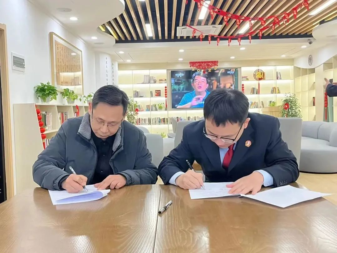 荆州市图书馆“悦读书吧”进新家啦——荆州市中级人民法院