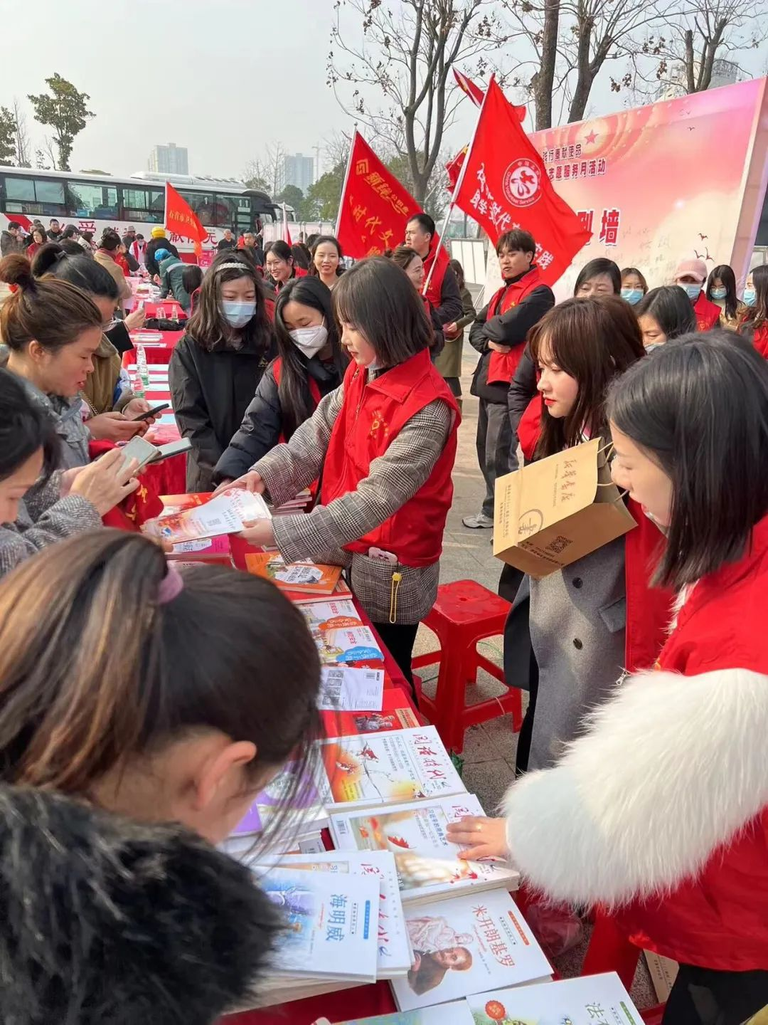 志愿服务添“锋”采， 雷锋精神践于行