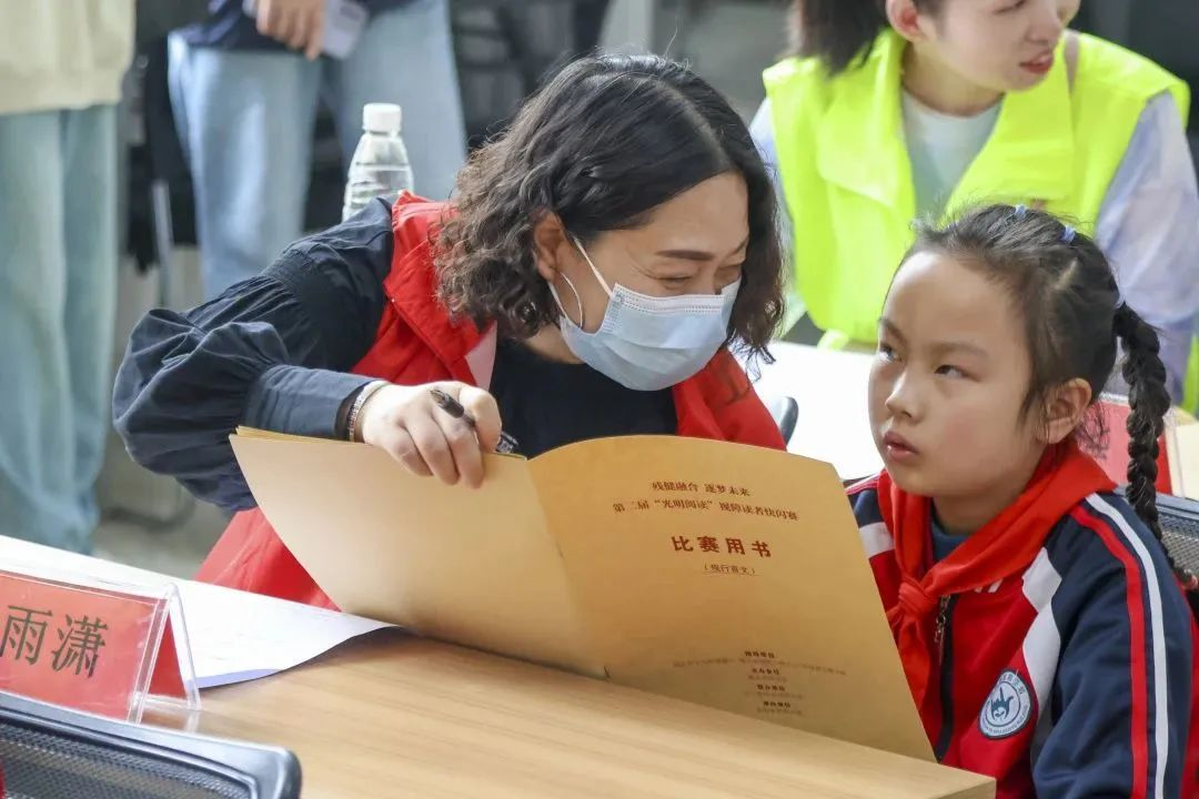 残健融合 逐梦未来：荆州市图书馆第二届“光明阅读”视障读者快闪赛成功举办