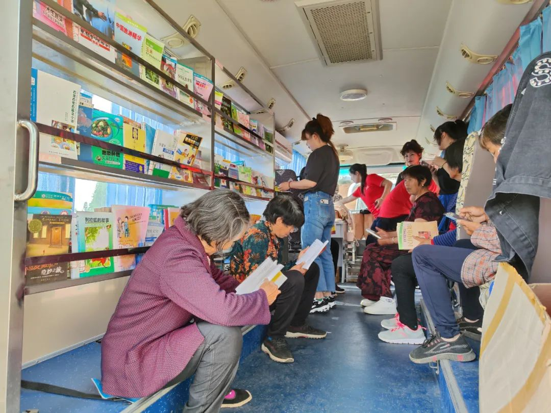 房县图书馆在尹吉甫镇宝堂寺开展“4.23”世界读书日活动