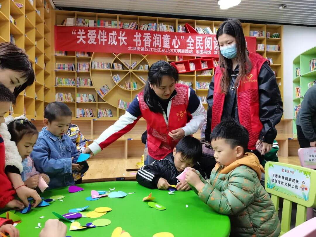 丹江口市图书馆开展“关爱伴成长，书香润童心”全民阅读活动