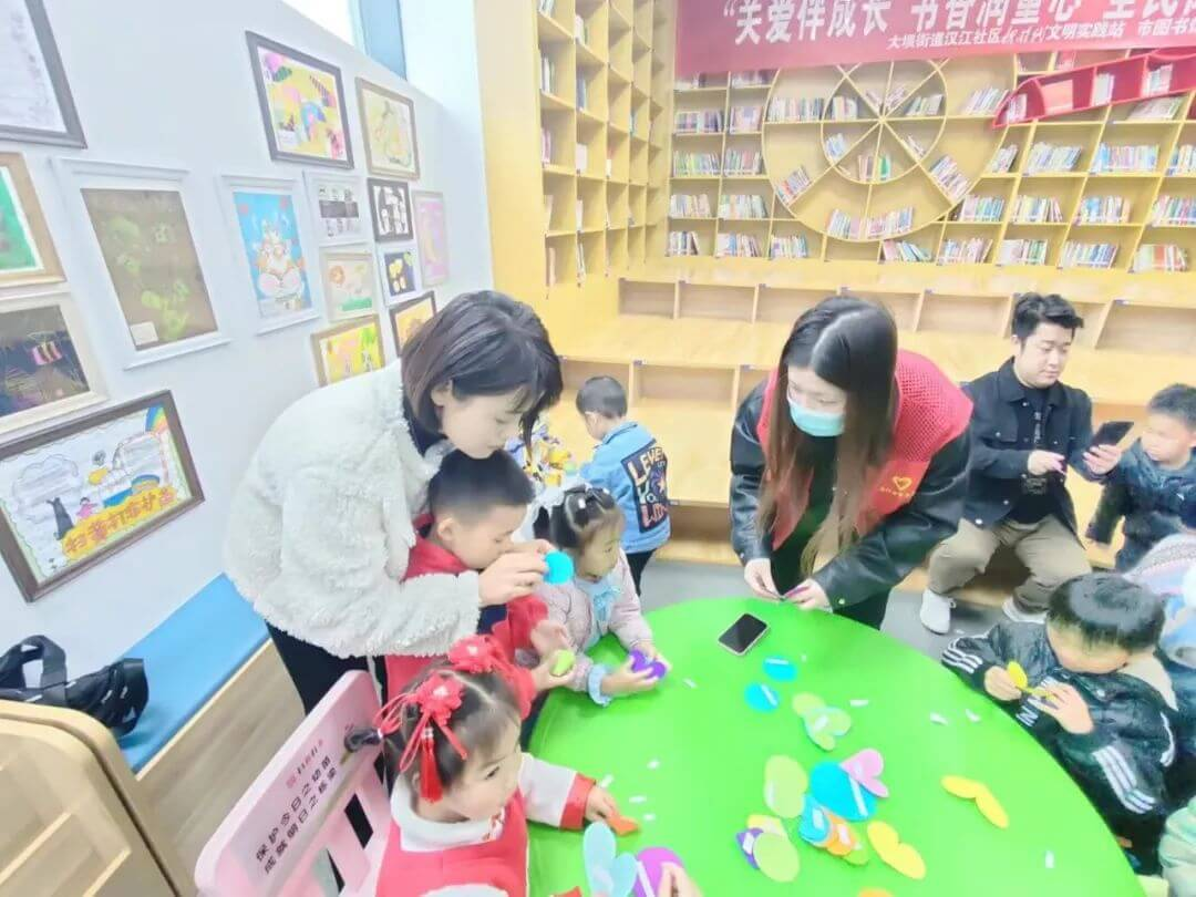 丹江口市图书馆开展“关爱伴成长，书香润童心”全民阅读活动