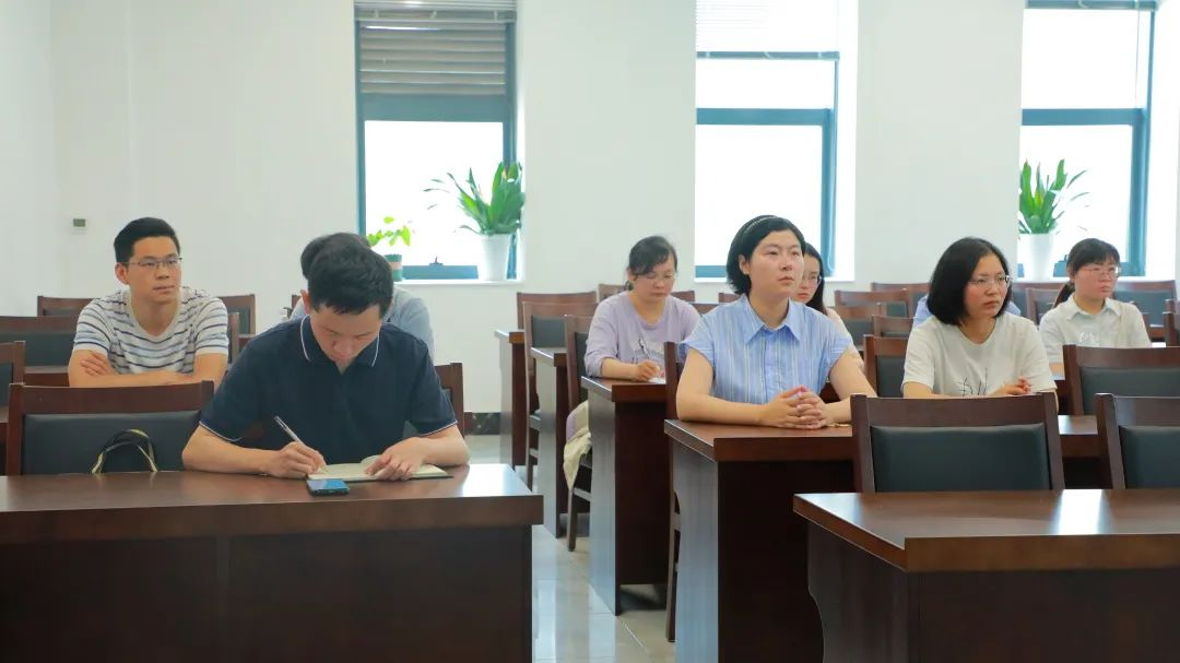 咸安区委组织部青年干部读书分享会在咸安区图书馆顺利开展