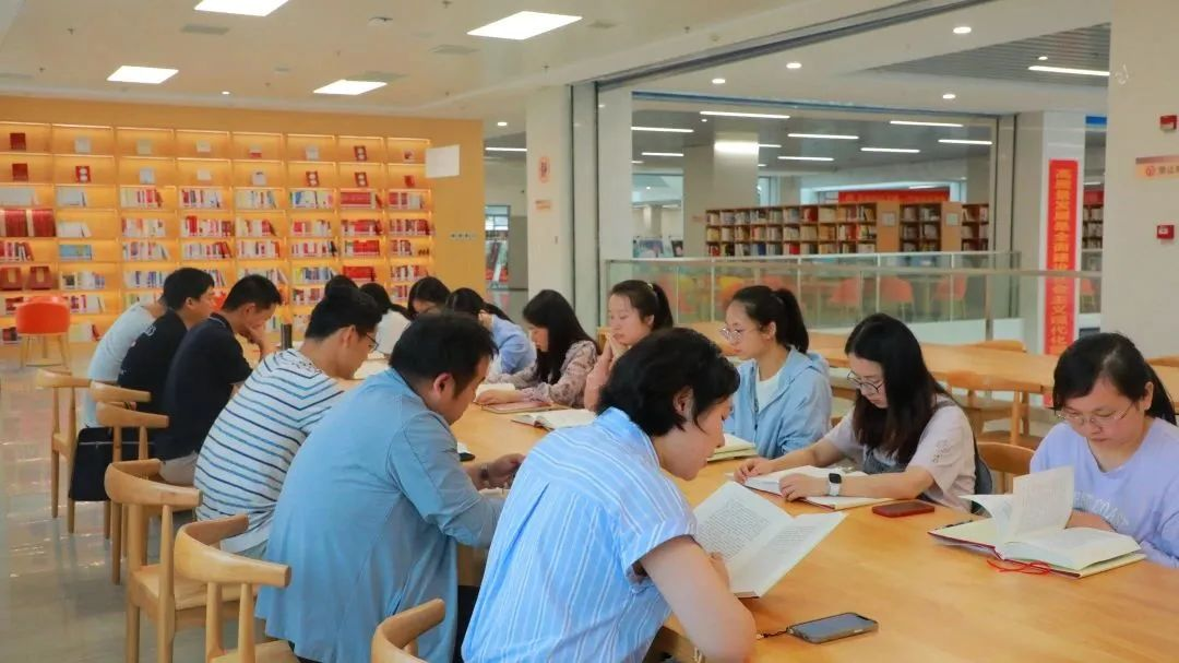 咸安区委组织部青年干部读书分享会在咸安区图书馆顺利开展