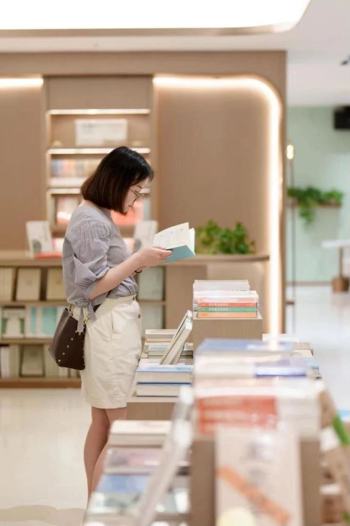 打卡武汉中心书城，众多读者在书香中过节