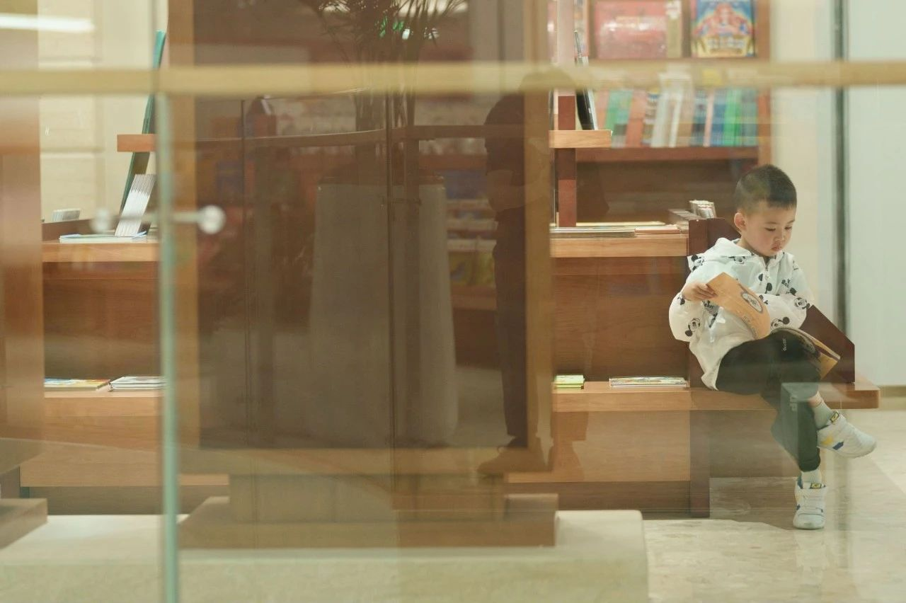 打卡武汉中心书城，众多读者在书香中过节