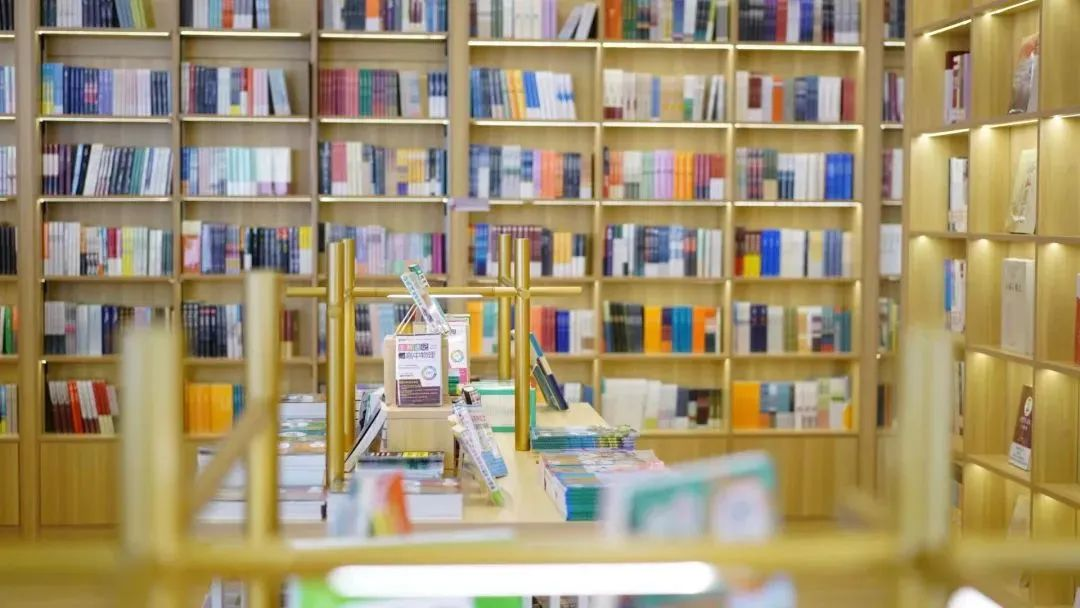 爱书人又添好去处，蔡甸区新华书店与华科校园书店焕新开业