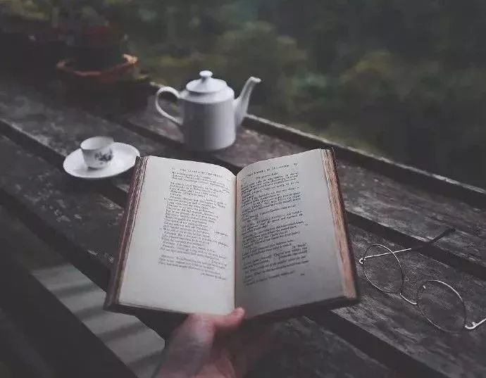 读书是精神的旅行，旅行是身体的阅读
