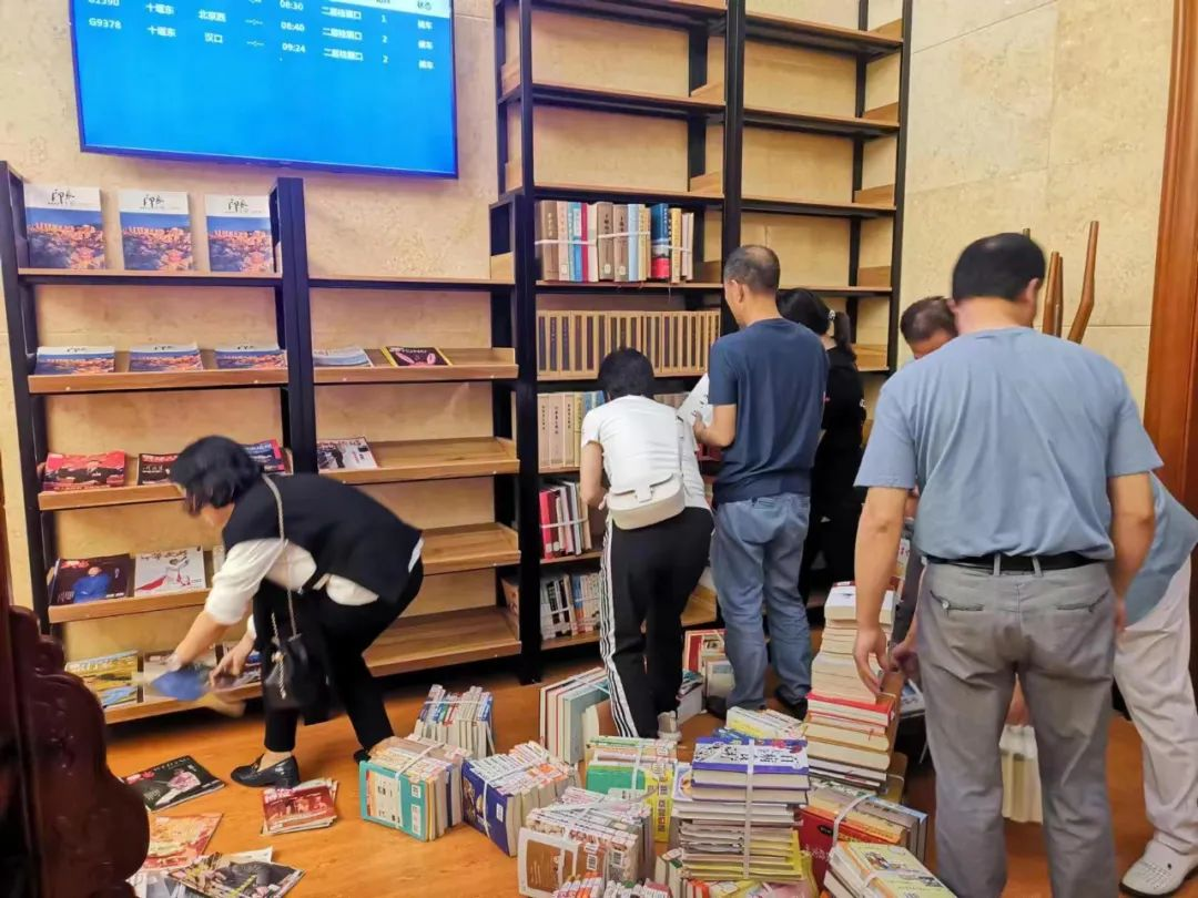 十堰市图书馆：建设书吧惠宾客 紧急任务显担当