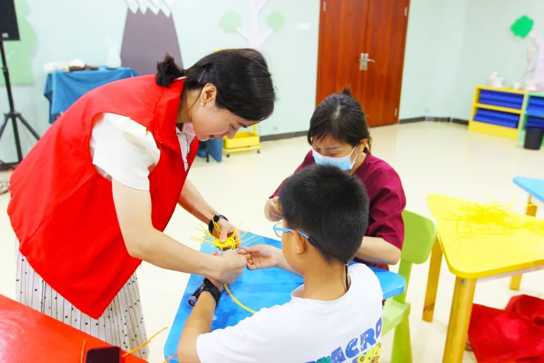 【活动回顾】咸宁市图书馆阅满香城之“七彩童年”亲子欢乐汇活动（2023年第二十五期）——“玩转非遗 童趣藤编”系列主题活动（五）