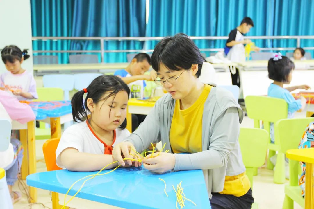 【活动回顾】咸宁市图书馆阅满香城之“七彩童年”亲子欢乐汇活动（2023年第二十五期）——“玩转非遗 童趣藤编”系列主题活动（五）