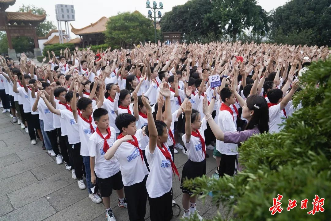 黄鹤楼前，孩子们写下给30岁自己的寄语