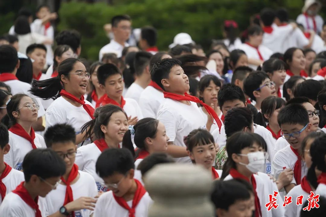 黄鹤楼前，孩子们写下给30岁自己的寄语