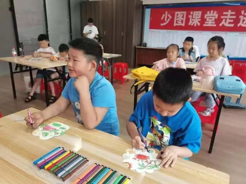 襄阳市图书馆书香夏令营：“少图课堂”走进营盘城市书房