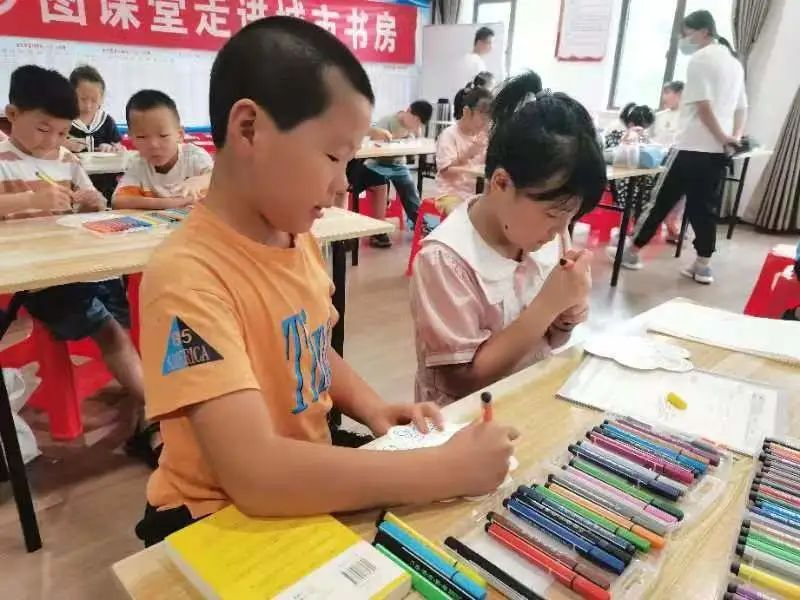 襄阳市图书馆书香夏令营：“少图课堂”走进营盘城市书房