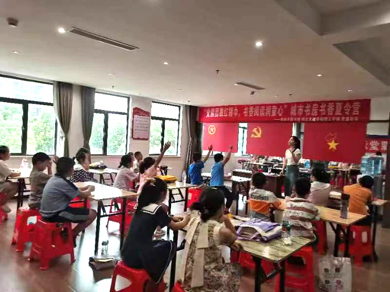 襄阳市图书馆书香夏令营：“少图课堂”走进营盘城市书房