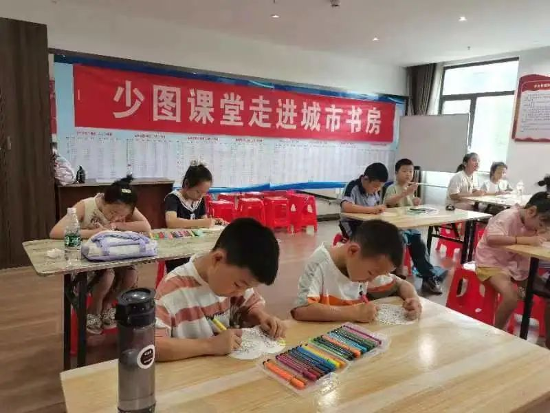 襄阳市图书馆书香夏令营：“少图课堂”走进营盘城市书房