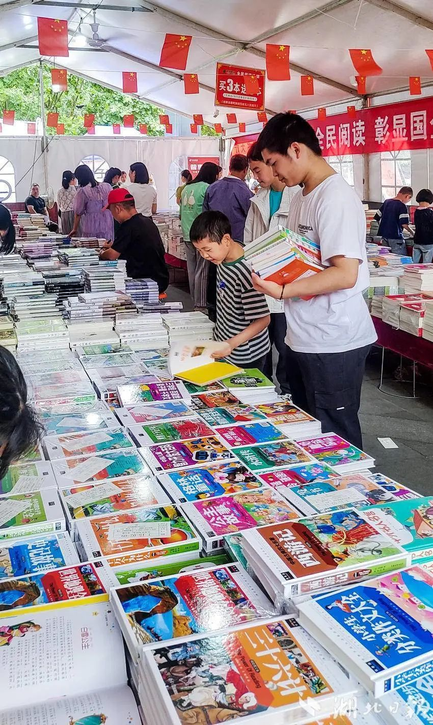 利川举办“文明新利川·书香润凉城”的全民阅读图书惠民活动