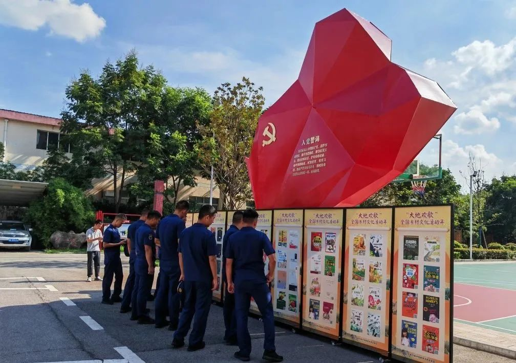 “七月似流火，书香送清凉” ——宜都市图书馆送党的二十大精神进营区