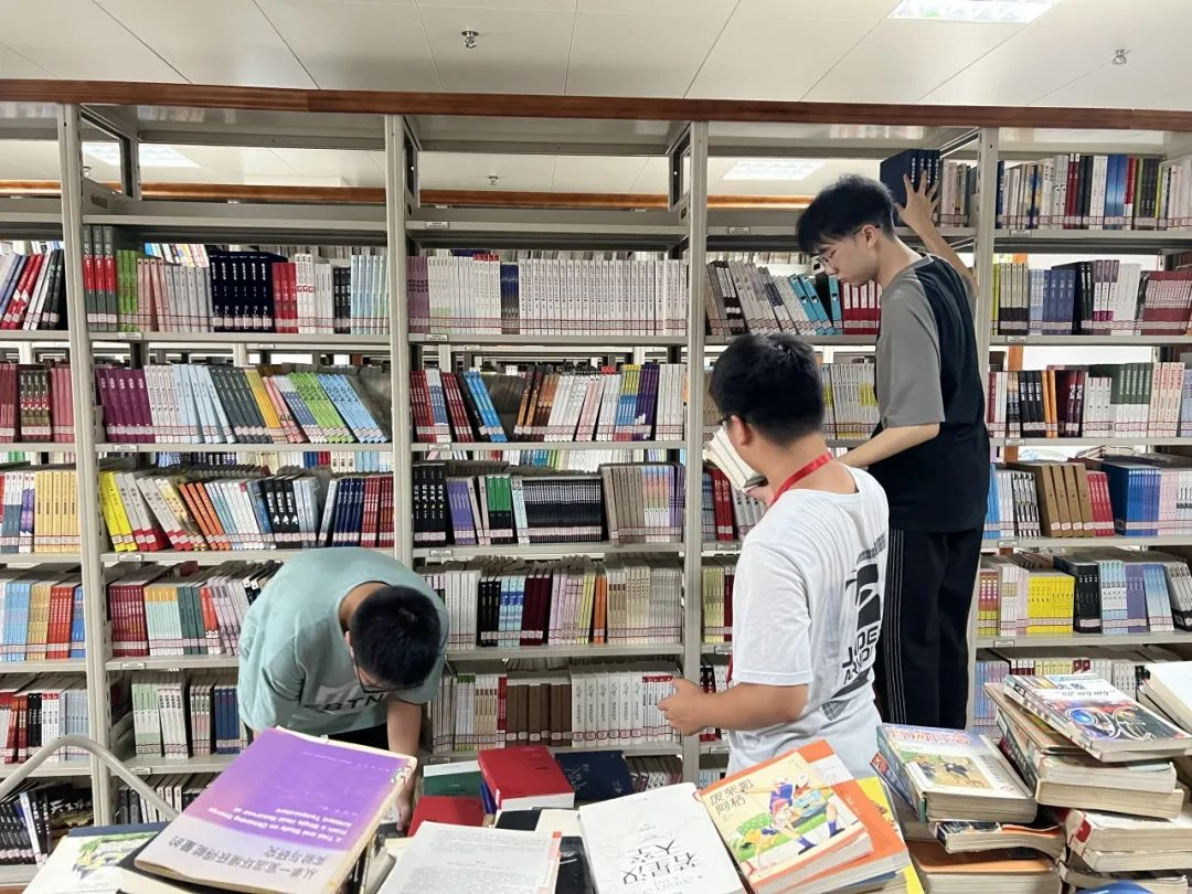 “爱与奉献”的风吹到了荆州市图书馆
