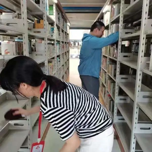 “爱与奉献”的风吹到了荆州市图书馆