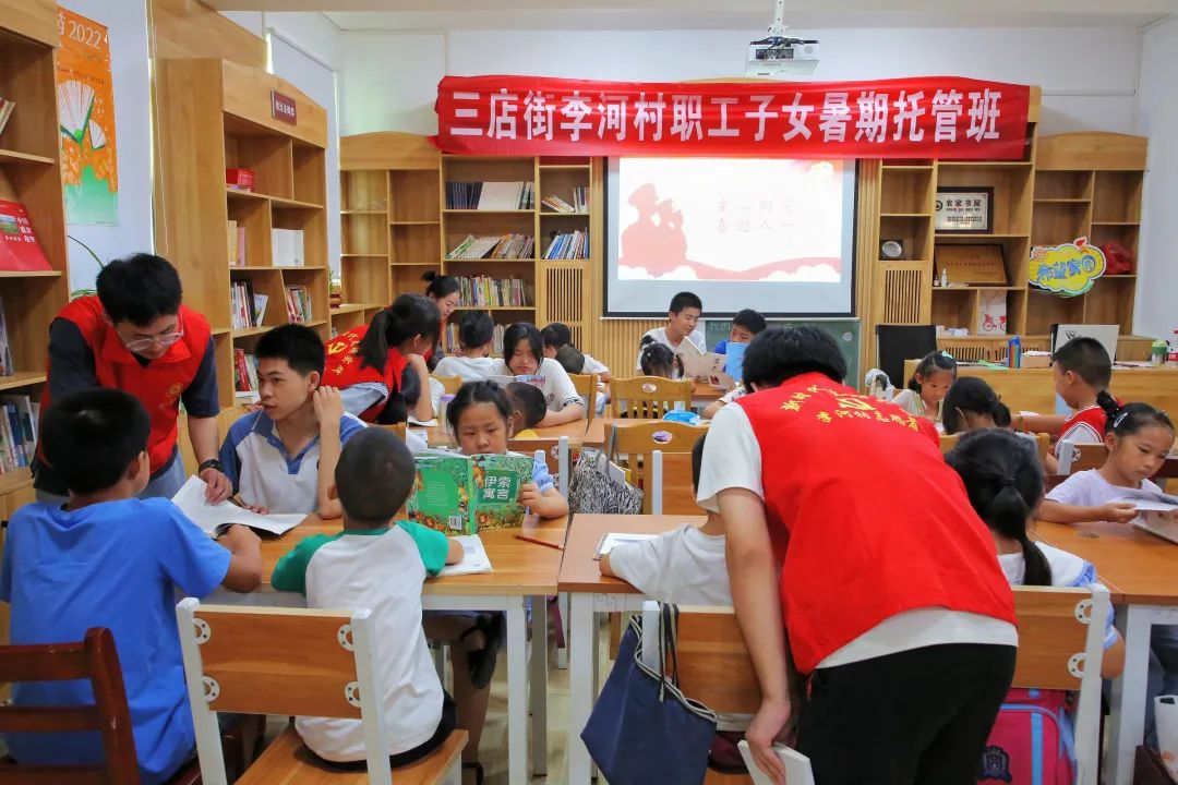 武汉新洲区三店街李河村：大学生志愿者把农家书屋变成留守儿童的“学堂”