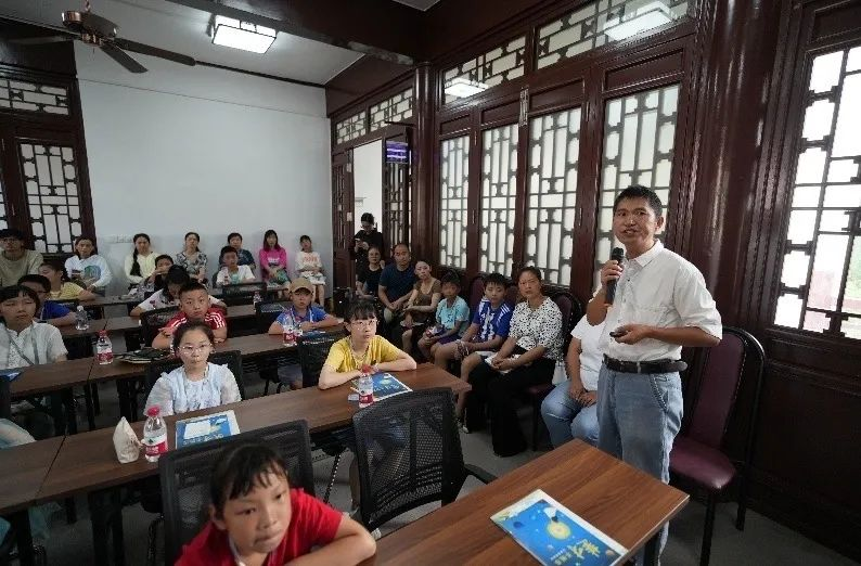 20余万人在线围观！作家成君忆在龟山为武汉小学生讲城史