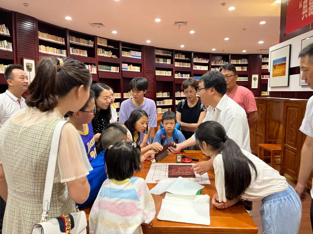 传承红色家风 品读襄阳文脉：襄阳市图书馆举办 “读者开放日” 活动