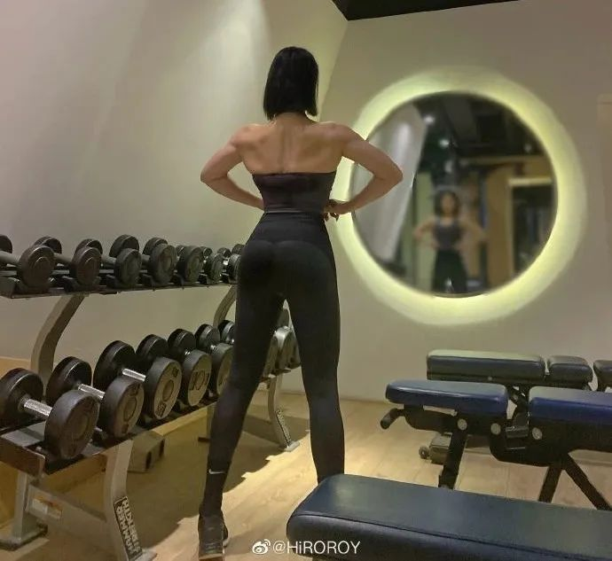 武汉26岁性感女主播，健身3年练出犯规身材，网友：不敢多看