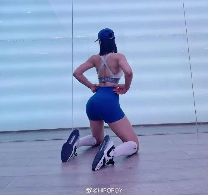 武汉26岁性感女主播，健身3年练出犯规身材，网友：不敢多看