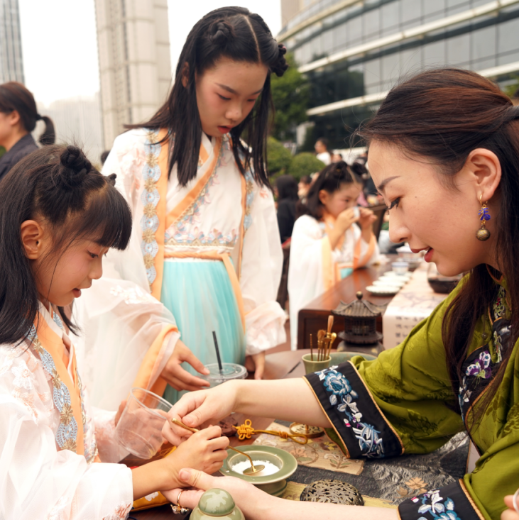 中秋国庆喜相逢，诗词家香沉浸中：湖北省图书馆举办迎双节暨纪念孔子诞辰日沉浸式阅读活动