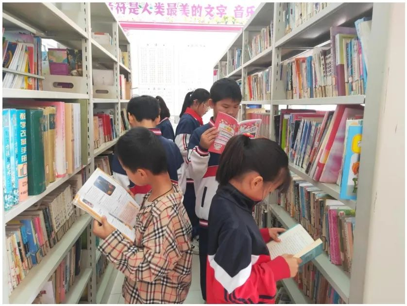 书香进校园 阅读伴成长：荆门市图书馆开展流动图书车送书进校园活动