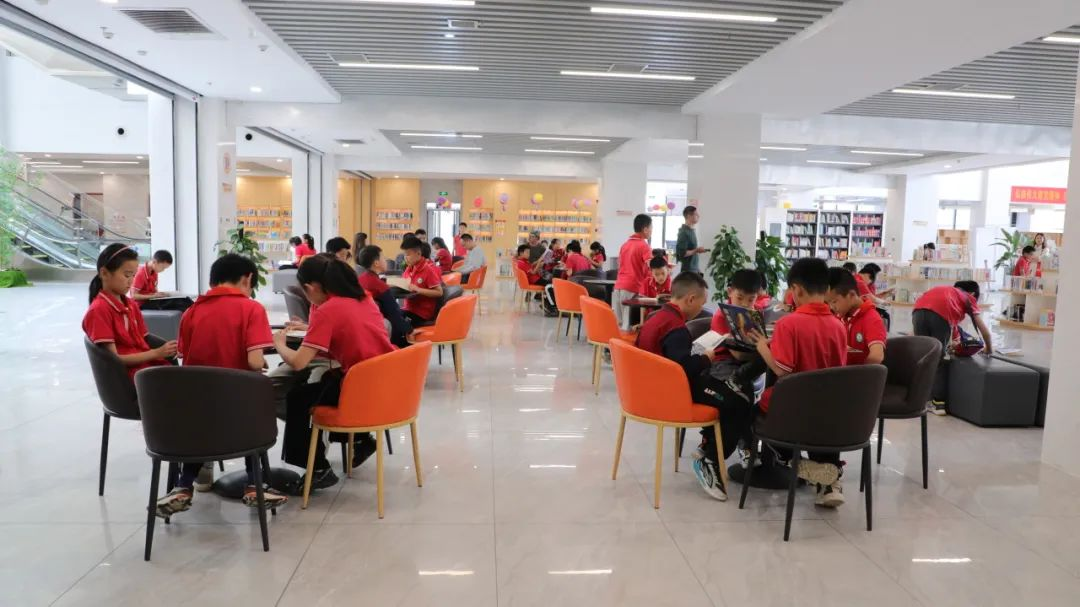 咸安区打造图书馆新型阅读空间：让阅读与科技相融合
