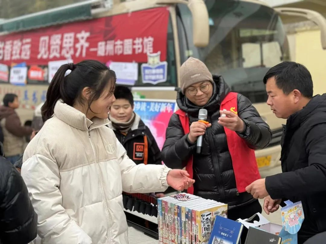 随州市图书馆流动图书车走进万和镇合河小学