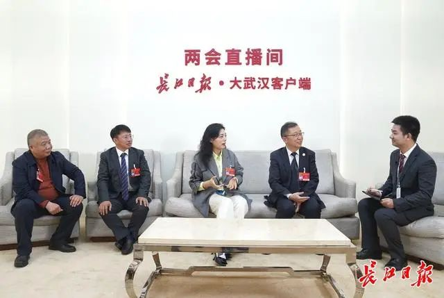 武汉代表委员两会直播间里共议城市书房：为市民提供小而美的阅读交流空间