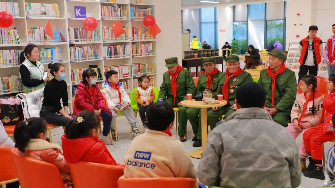 咸安区图书馆开展“大手拉小手·厚植拥军情”活动