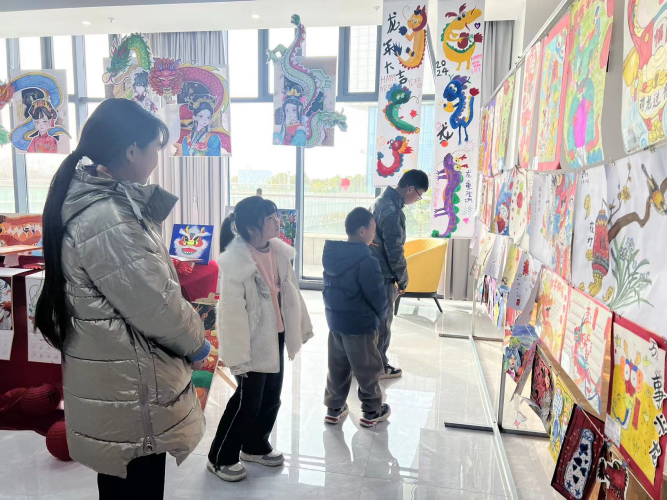 春节期间，书画展、心愿墙...读者纷纷来老河口市图书馆打卡