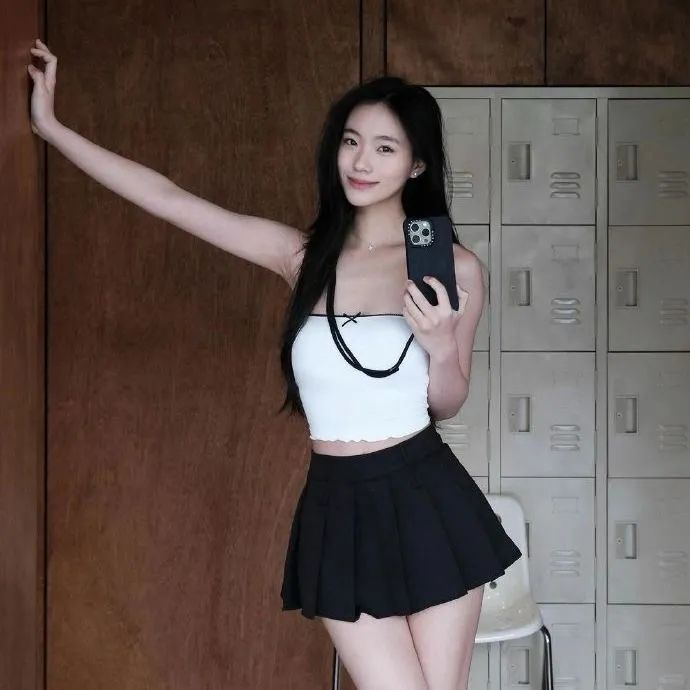 汪峰18岁女儿晒绝美身材被骂：谁允许你这么性感的？