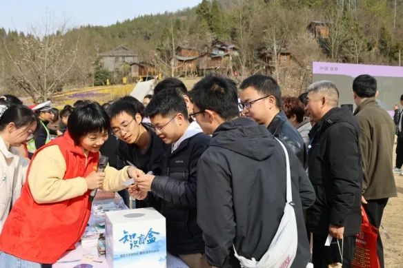 夷陵区图书馆“开往春天的图书车”第一班次正式发车！