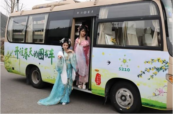 夷陵区图书馆“开往春天的图书车”第一班次正式发车！