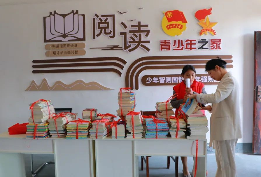 咸安区图书馆图书流动车驶入聂家村  播撒文化种子
