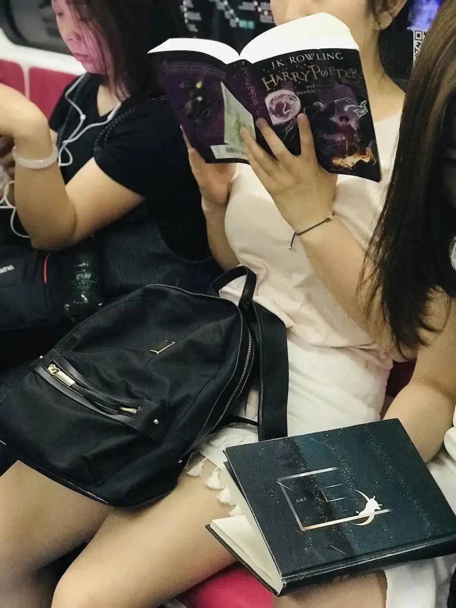 北京地铁上那些读书的人