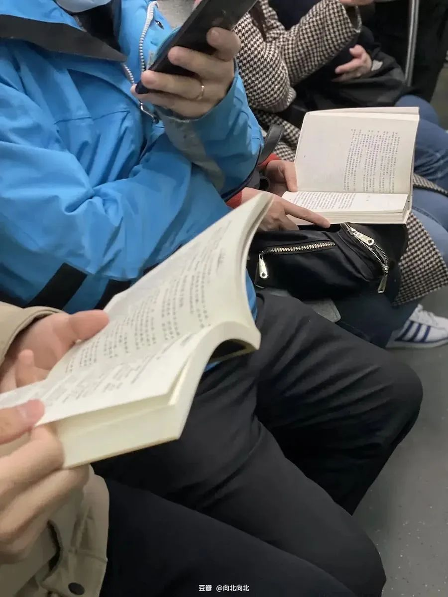 北京地铁上那些读书的人