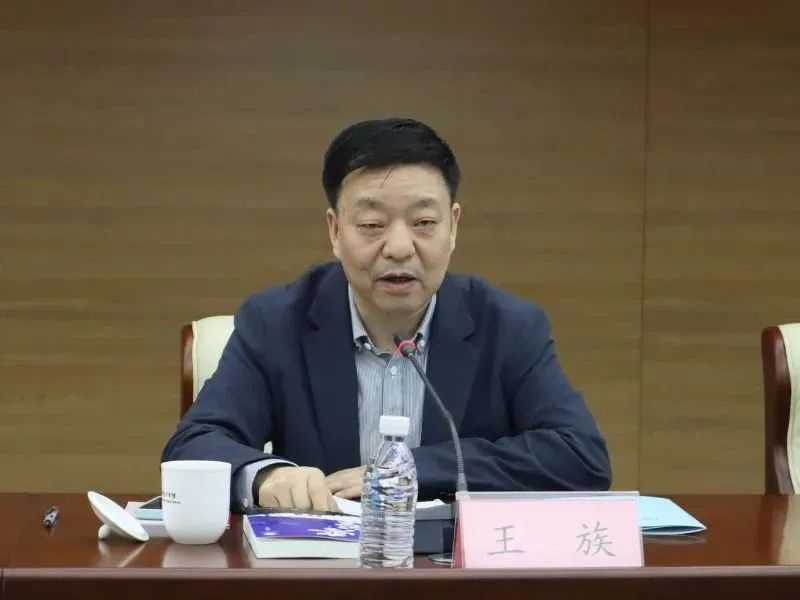 王族长篇小说《零公里》研讨会在北京举行