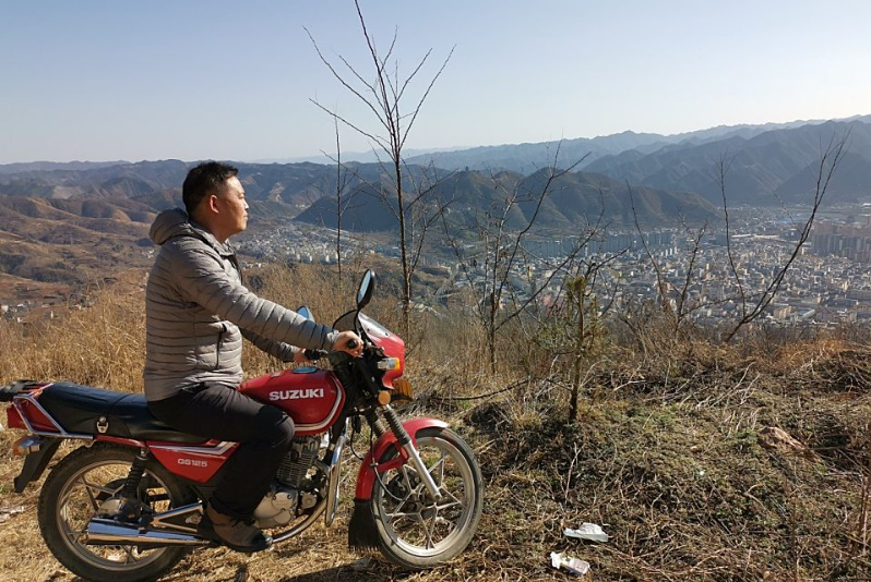 《峡河西流去》他在诗歌里冲天一喊，在散文里游荡故乡