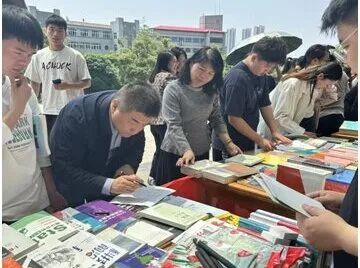 湖北第二师范学院“书香润校园”“传统文化+数字资源推介游园会”成功举办