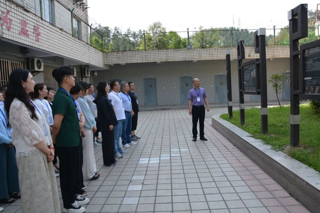 警示教育“零距离” 以案为鉴“敲警钟”：十堰市图书馆开展警示教育基地参观学习活动